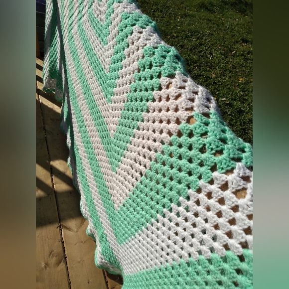 Vintage Handmade Crocheted Afghan, Green & White Square Pattern, 72 x 66… - Picture 4 of 14